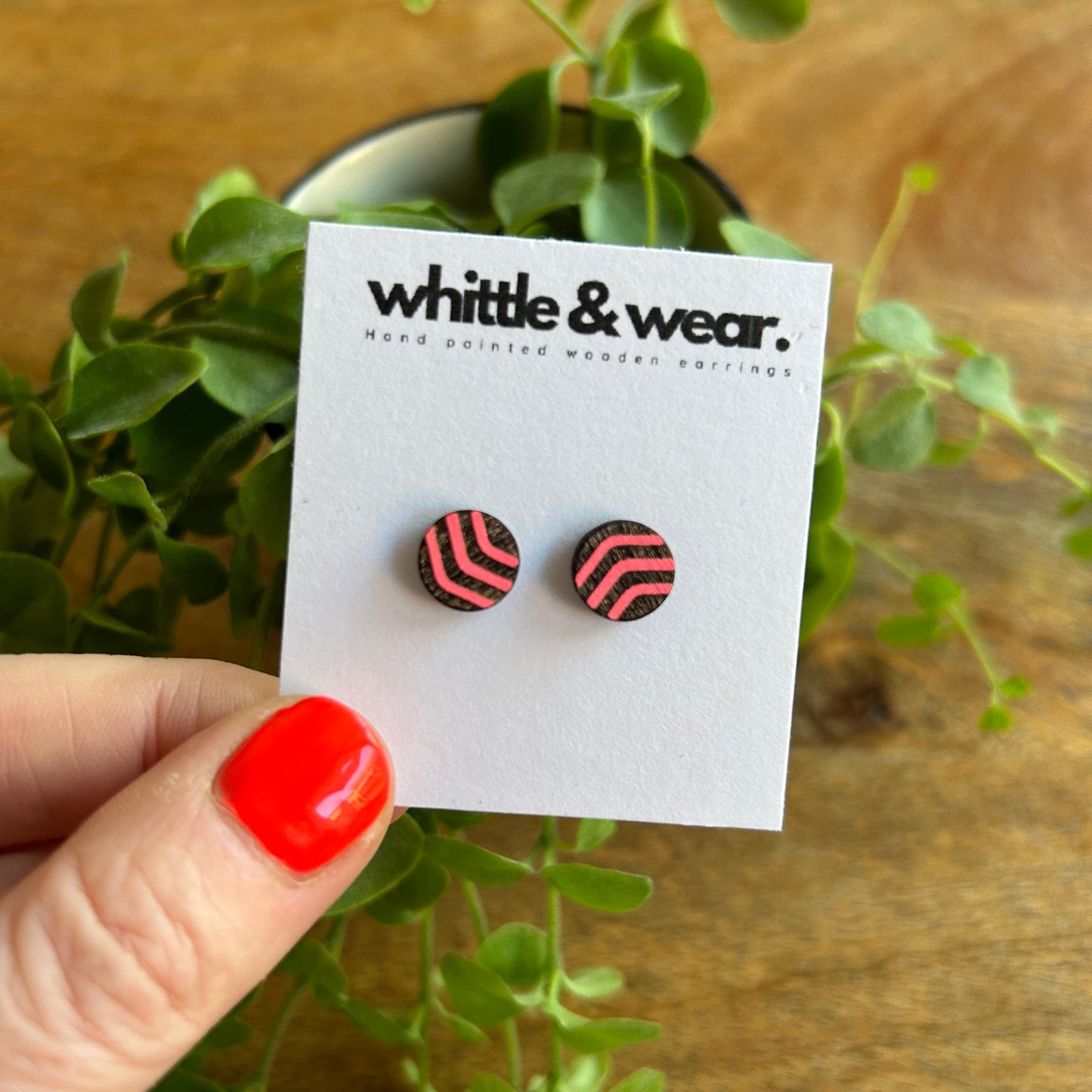 Etched striped round studs. Warm pink